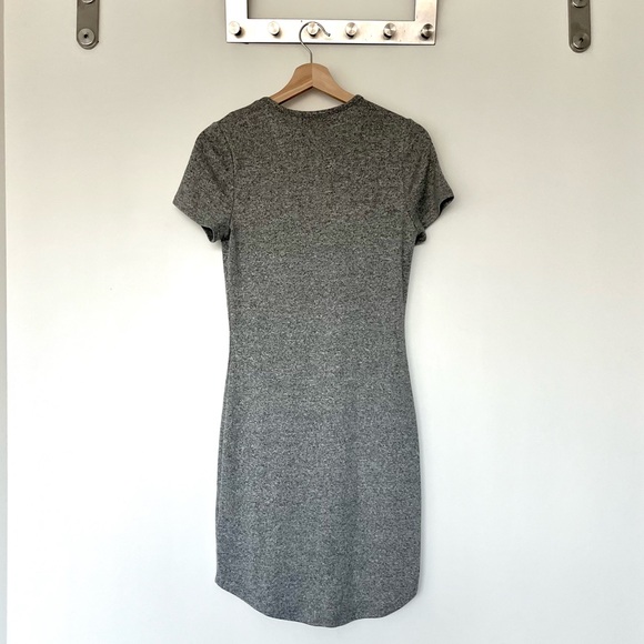 💙 Aritzia TNA Golden Short Sleeve Bodycon Knit Dress - Size M, Grey Heather - Picture 2 of 6